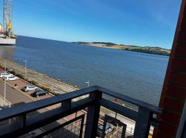 River View Apartment - Central Dundee - Free Private Parking - Sky & TNT Sports - Lift Access - Superfast WIFI - Quiet Neighbourhood - 2 Bathrooms - Amazing Views - Balcony & Courtyard - Long Stays Welcome，位于邓迪的公寓