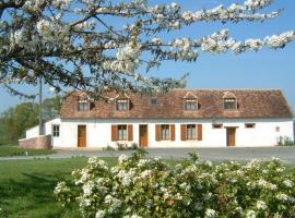 Gîte spacieux et paisible près du Mans avec grand terrain, 15 couchages, ping-pong et WIFI - FR-1-410-178，位于Chaufour-Notre-Dame的酒店