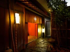 京よろず，位于Higashi-motomachi的酒店