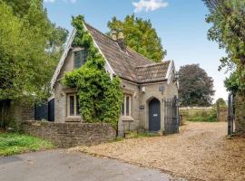 luxury 2 bed cosy cottage with hot tub and childrens play area hambrook Bristol，位于布里斯托的带按摩浴缸的酒店