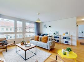 Sublime contemporary apartment in the city centre，位于拉绍德封的公寓