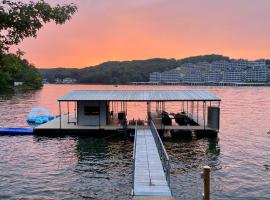 Sunset Harbor Lake of the Ozarks Lake Front House w HUGE dock, boat slips, kayaks, paddle boards, MM35 4bd 3ba，位于卡姆登顿的酒店