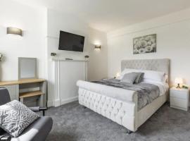 Luxury 3-Bed Apartment Near To London With Parking，位于Hornchurch霍恩彻奇附近的酒店
