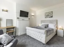 Luxury 3-Bed Apartment Near To London With Parking