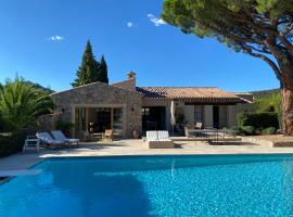 Lovely "Provence" villa with sea view, private heated pool, airco and beautiful garden，位于格里莫的高尔夫酒店