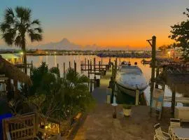 Abaco - Large waterfront 2x2 end unit with boat slip