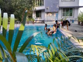 Ivy Maitri Farm 3 Bhk with Private Pool - Badlapur，位于巴德拉普尔的酒店