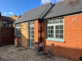 Forge Cottage - Pretty 1 Bedroom Cottage with Free Off Street Parking，位于伦敦Clapham Common Park附近的酒店