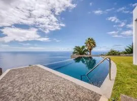 Vila Aguarelas with pool by Stay Madeira Island