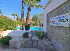 Mediterranean poolside garden cottage，位于Kiti的旅馆