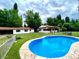 Hermosa, amplia y clasica casa en la mejor zona de chacras de coria, Mendoza, con piscina, jardin y quincho