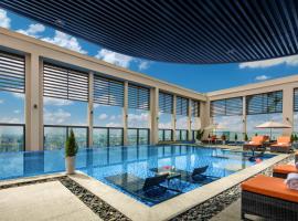 Luxury Beach Condo 5-star, Rooftop pool，位于岘港我的屋餐厅附近的酒店