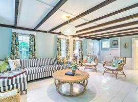 Walkable Dennis Cottage The Blue Scallop，位于丹尼斯的酒店