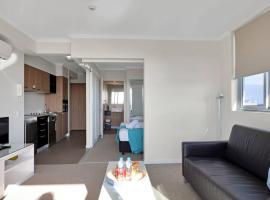 Lovely 1-bedroom in the Heart of Mackay w Pool，位于麦凯的酒店