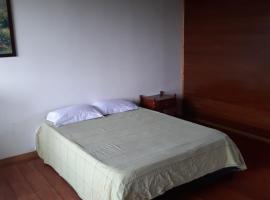 Apartamento de un ambiente, cocina, baño, acogedor, vista a zonas verdes，位于卡拉尔卡的酒店