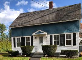 Kennebunk Home with Yard Less Than 1 Mile to Dock Square!，位于肯纳邦克的乡村别墅