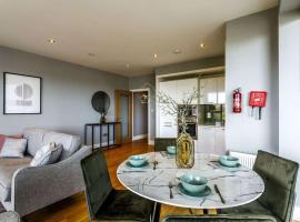 Private Room Available in Spacious High Rise Apartment with Park & City View，位于都柏林的酒店