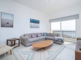 Stunning 2BD Sea View Apartment Private Beach Access，位于拉斯阿尔卡麦哈伊马角会展中心附近的酒店