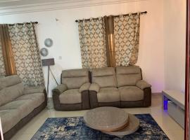 Cheerful 3 bedroom bungalow, Fatty Boulevard，位于Madina Sey Kunda的度假屋