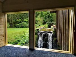 Wooden house with a waterfall "Stipanov mlin"，位于普利特维采湖的酒店