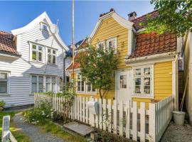 Charming Bergen house, rare historic house from 1779, Whole house，位于卑尔根Fjordline Ferry Terminal Bergen附近的酒店