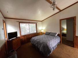 Adventures Vacation Rentals，位于熔岩温泉村的酒店