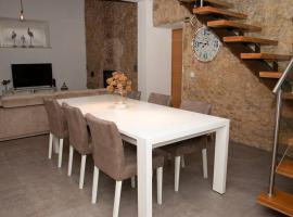 Beautiful cozy cottage near Nazaré, Leiria&Batalha，位于Juncal的酒店