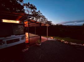 Mesa Bus - Deluxe Byron Hinterland Eco Stay，位于Rosebank米尼恩瀑布观景台附近的酒店