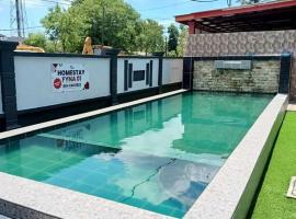 Homestay Kemaman Private Pool Fyna，位于甘榜甘马挽的带泳池的酒店