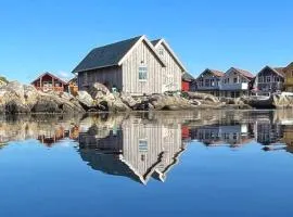 Exceptional Cottage 2 meters from the sea, possible to rent boat, Bekkjarvik, 60 km from Bergen