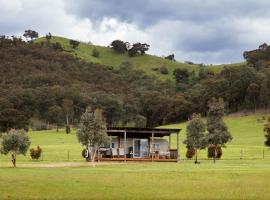 The Village Green Glampervans，位于Strath Creek的酒店