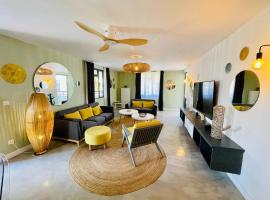 LUXURY MODERN apartment - Excellent location 50m from the beach, restaurants, bars, shops，位于弗利康弗拉克的公寓