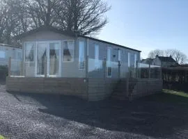 Delightful 2-bed static set in a peaceful village