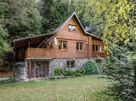 Old Fashioned Cottage in Lopusna dolina near High Tatras，位于Lučivná的木屋