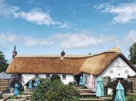 The Old Smithy Inn，位于Welcombe的酒店