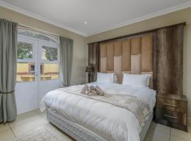 Caribbean Estates Villa Caylee - Ultra-Luxurious - Rimas Interiors Designs - Private Beachfront Escape - Premium serviced for 8 Guests，位于爱德华港的木屋