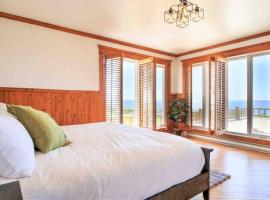 The Simeon - Upscale Bay Views by Doorbed，位于Saint-Siméon的度假屋