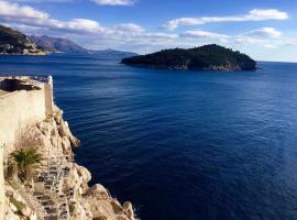 Beautifully Restored 400-year Old House with Stunning Sea Views from the Terrace，位于杜布罗夫尼克的酒店