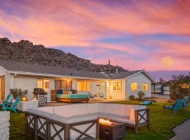 Neon Moon An Elevated Experience w Pool and Spa，位于约书亚树的酒店