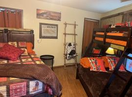 Acorn Hideaways Canton Old Western Ranch Hands' Suite，位于坎顿的宾馆