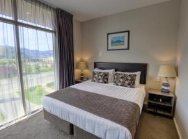 Ramada Suites by Wyndham Queenstown Remarkables Park，位于皇后镇机场 - ZQN附近的酒店