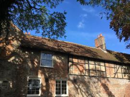 The Old Barn Marlborough, spacious grade 2 listed with parking，位于马尔堡的酒店