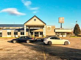 Clarion Inn & Suites，位于Muskegon County - MKG附近的酒店