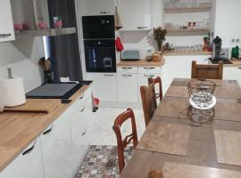 maison de vacances où chambres d'hôtes de BenSylv pour 4 jours minimums 4 adultes，位于Labégude的酒店