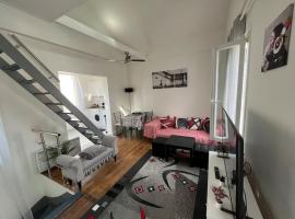 K1 - Maison LOFT VERANDA - 15 min PARIS PARC EXPOS / 5 chambres - 7 lits，位于巴纽的乡村别墅