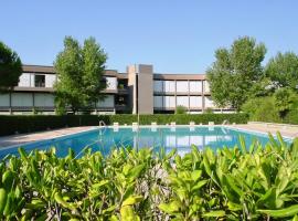 Apartments in residence with swimming pool in Marina di Bibbona，位于毕博纳的码头的酒店