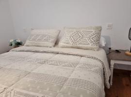 Alunita & Pirita, Habitación con Jardín, Terraza y WiFi en zona tranquila y céntrica，位于纳萨雷特的酒店