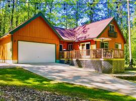 Higgins Lake Retreat - Hike, Swim, Relax!，位于Roscommon的酒店