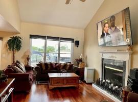 3 Bed, 2 Bath, House on Canal - Boat Well Included，位于切斯特菲尔德的酒店