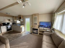 Holiday park caravan Fluffy in Harts Holiday Park，位于滨海莱斯当的酒店